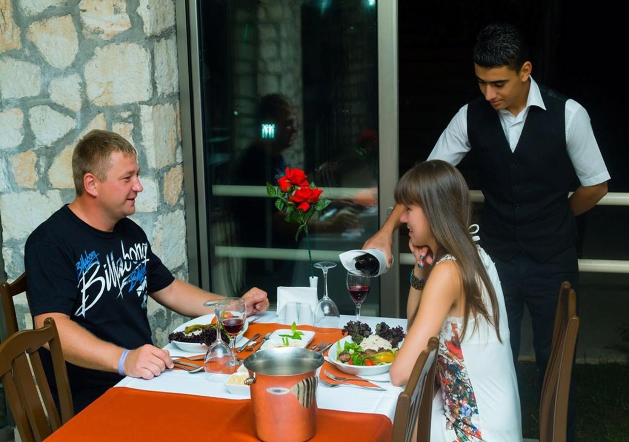 Golden Sunset Hotel&Spa Kemer Exterior foto A waiter serving a couple