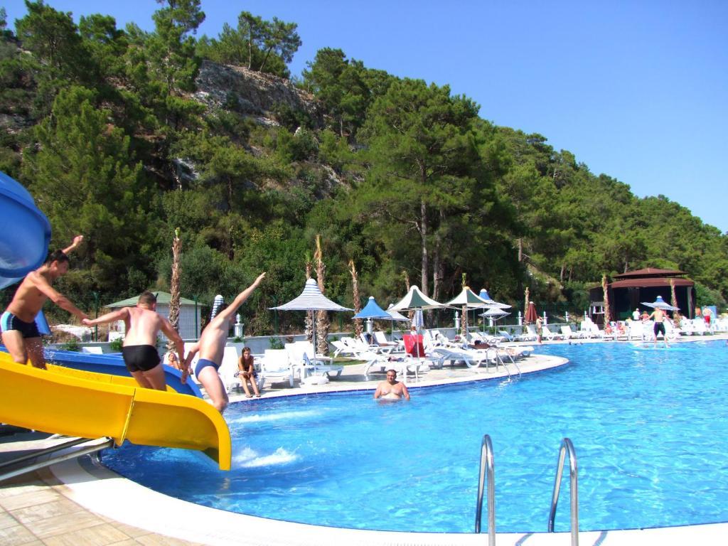 Golden Sunset Hotel&Spa Kemer Exterior foto A water park in Turkey